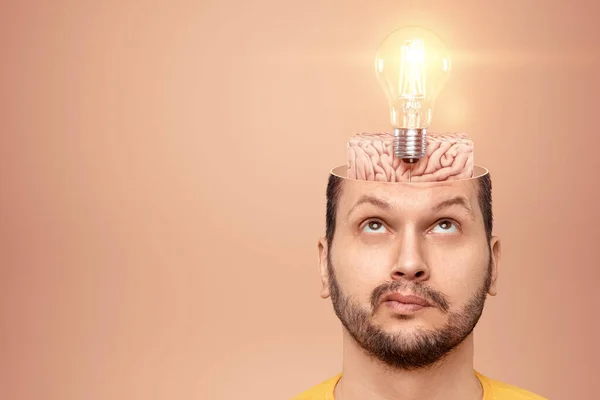 Cabeza Del Hombre Una Lámpara Incandescente Simboliza Una Idea Concepto — Foto de Stock