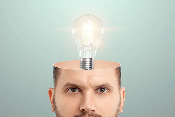 男の頭の中では白熱灯がアイデアを象徴している 新しいアイデア創造的な解決策です箱の外で考えます — ストック写真