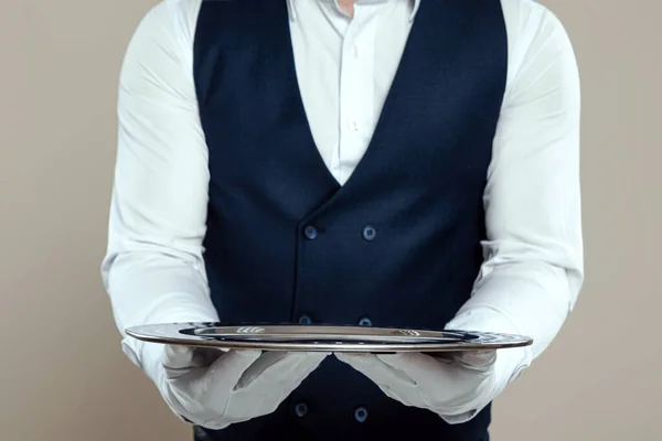 一个穿着白衬衫和白手套的男服务员站在那里 手里拿着一个银盘 餐厅服务顾客的概念 — 图库照片
