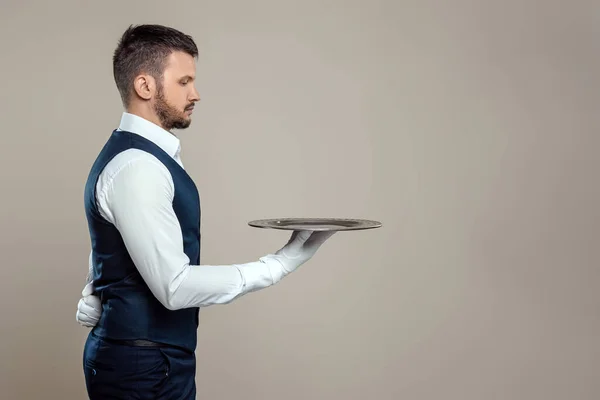 Garçom Macho Camisa Branca Fica Lado Com Uma Bandeja Prata — Fotografia de Stock