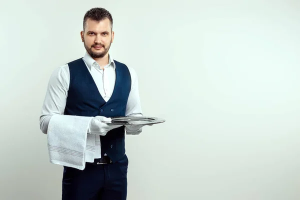 英俊的男服务员 穿着白衬衫 手里拿着一个银盘 在餐馆为顾客服务的概念 — 图库照片