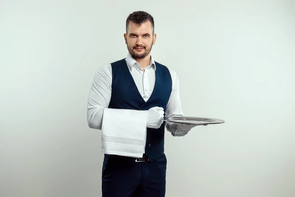 英俊的男服务员 穿着白衬衫 手里拿着一个银盘 在餐馆为顾客服务的概念 — 图库照片