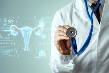 Doktor ve rahmin kadın organının hologramı. Tıbbi muayene, kadın konsültasyonu, ultrason, jinekoloji, doğum, hamilelik, modern tıp