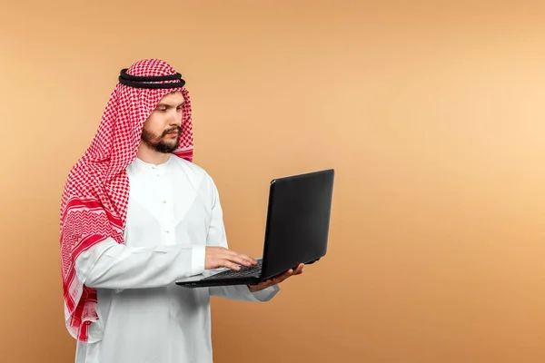 Arab Biznesmen Szejk Pracuje Laptopie Inwestycje Biznes Praca Przez Internet — Zdjęcie stockowe