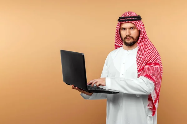 Arab Biznesmen Szejk Pracuje Laptopie Inwestycje Biznes Praca Przez Internet — Zdjęcie stockowe