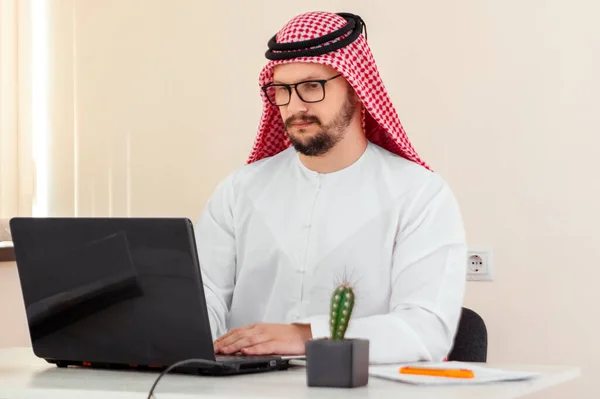 Arab Biznesmen Szejk Pracuje Laptopie Inwestycje Biznes Praca Przez Internet — Zdjęcie stockowe