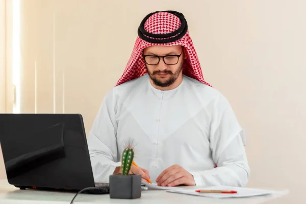 Arab Biznesmen Szejk Pracuje Laptopie Inwestycje Biznes Praca Przez Internet — Zdjęcie stockowe