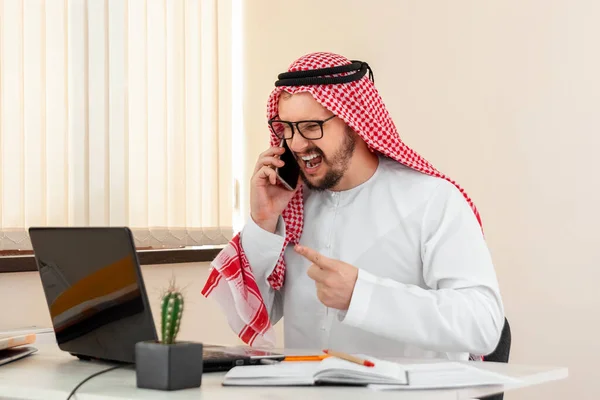 Hombre Árabe Hombre Negocios Jeque Trabaja Portátil Inversiones Negocios Trabajo —  Fotos de Stock