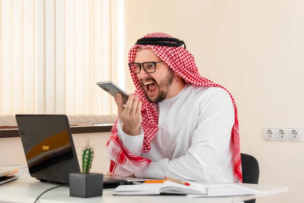 Hombre Árabe Hombre Negocios Jeque Trabaja Portátil Inversiones Negocios Trabajo —  Fotos de Stock