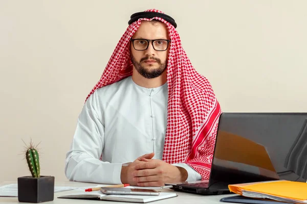 Arab Biznesmen Szejk Pracuje Laptopie Inwestycje Biznes Praca Przez Internet — Zdjęcie stockowe