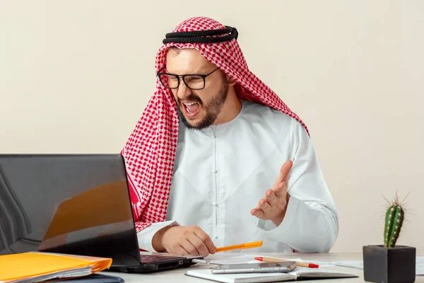Hombre Árabe Hombre Negocios Jeque Con Traje Árabe Nacional Grita —  Fotos de Stock