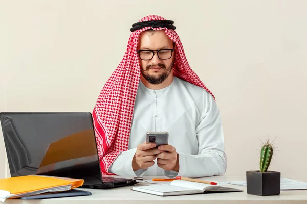 Arab Biznesmen Szejk Narodowym Stroju Arabskim Pracuje Przy Stole Biurze — Zdjęcie stockowe