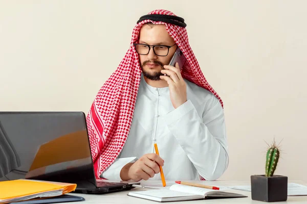 Arab Biznesmen Szejk Pracuje Laptopie Inwestycje Biznes Praca Przez Internet — Zdjęcie stockowe