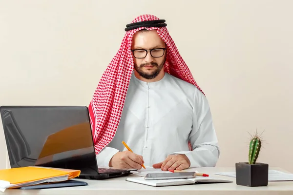 Hombre Árabe Hombre Negocios Jeque Trabaja Portátil Inversiones Negocios Trabajo —  Fotos de Stock