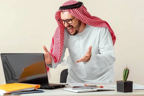 Arab Biznesmen Szejk Pracuje Laptopie Inwestycje Biznes Praca Przez Internet — Zdjęcie stockowe