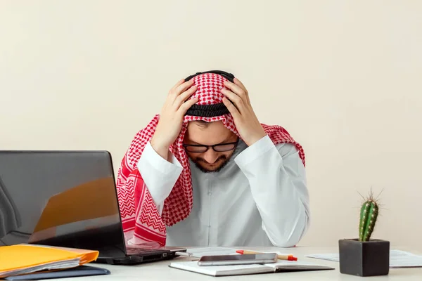 Arab Man Businessman Sheikh Works Laptop Investments Business Work Internet — Stock Photo, Image