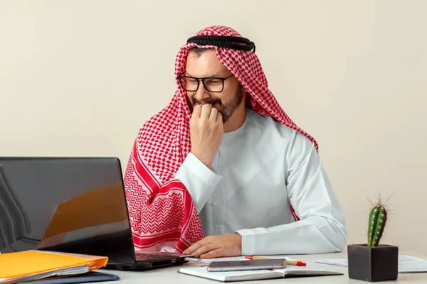 Hombre Árabe Hombre Negocios Jeque Trabaja Portátil Inversiones Negocios Trabajo —  Fotos de Stock