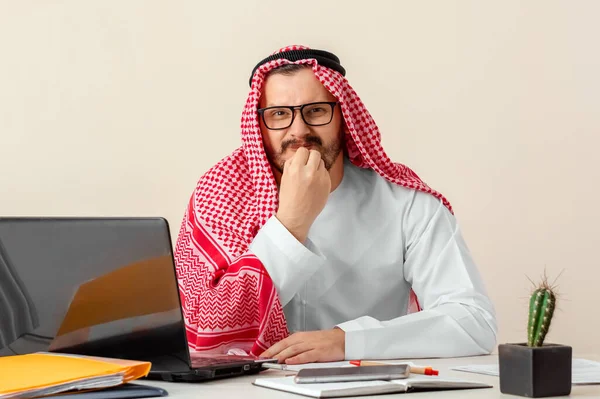 Hombre Árabe Hombre Negocios Jeque Con Traje Árabe Nacional Trabaja —  Fotos de Stock