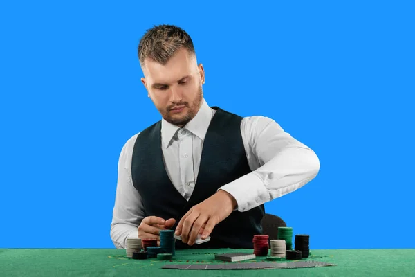 Croupier Masculino Casino Mesa Aislado Sobre Fondo Azul Concepto Casino — Foto de Stock