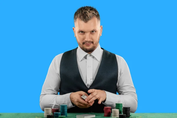 Croupier Masculino Casino Mesa Aislado Sobre Fondo Azul Concepto Casino — Foto de Stock