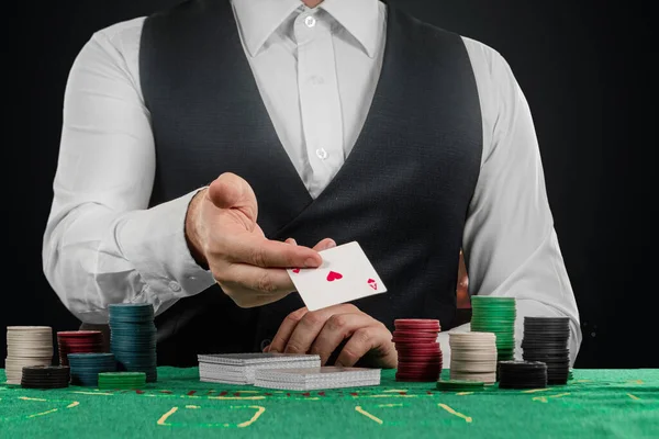 Άντρας Έμπορος Στο Καζίνο Στο Τραπέζι Καζίνο Έννοια Τυχερά Παιχνίδια — Φωτογραφία Αρχείου