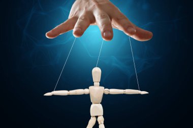 Erkek el, kuklacı iplerle kuklayı kontrol eder. Gölge hükümeti kavramı, dünya komplosu, manipülasyon, kontrol