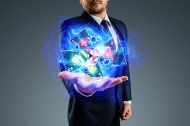 Yaratıcı altyapı, online kumarhane konsepti, neon sanal kartlar tutan yakışıklı adam, rulette.İnternet kumar konsepti. Boşluğu kopyala