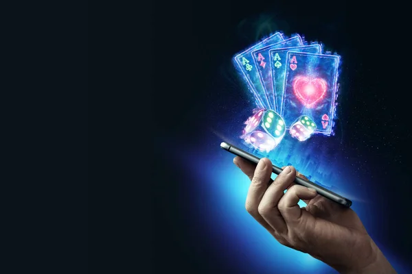 男性の手の中に創造的な背景 オンラインカジノ ネオンカード ネオンの背景を再生するスマートフォン インターネットギャンブルの概念 スペースのコピー — ストック写真