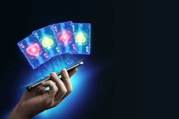 男性の手の中に創造的な背景 オンラインカジノ ネオンカード ネオンの背景を再生するスマートフォン インターネットギャンブルの概念 スペースのコピー — ストック写真