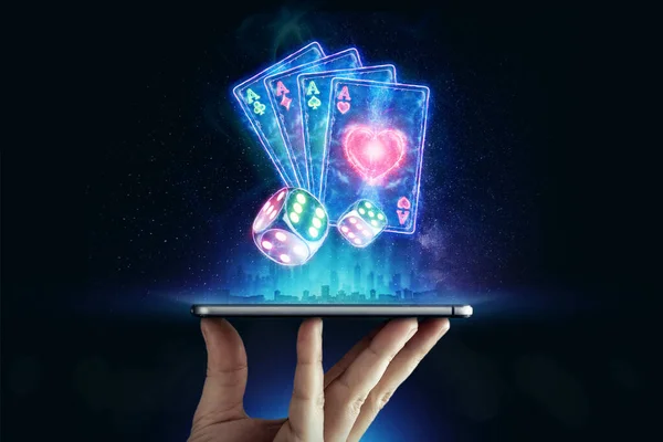 Fondo Creativo Casino Línea Mano Masculina Teléfono Inteligente Con Jugar — Foto de Stock