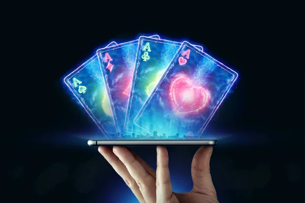 男性の手の中に創造的な背景 オンラインカジノは トランプ 黒ネオンの背景を持つスマートフォン インターネットギャンブルの概念 スペースのコピー — ストック写真