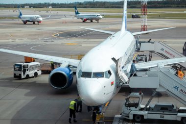 MINSK, BELARUS - 16 Haziran 2021 Minsk Uluslararası Havaalanı. Pencereden görünen manzara son safhadaydı. Uluslararası yolcu taşımacılığı