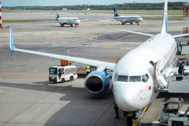 MINSK, BELARUS - 16 Haziran 2021 Minsk Uluslararası Havaalanı. Pencereden görünen manzara son safhadaydı. Uluslararası yolcu taşımacılığı