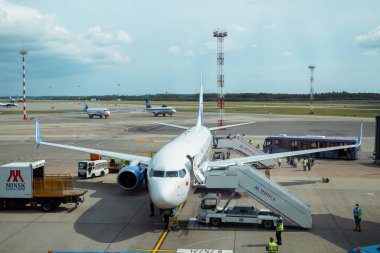 MINSK, BELARUS - 16 Haziran 2021 Minsk Uluslararası Havaalanı. Pencereden görünen manzara son safhadaydı. Uluslararası yolcu taşımacılığı