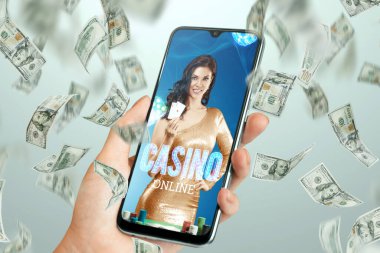 Akıllı telefon ekranında elinde iskambil kağıtlarıyla ve düşen dolarlarla güzel bir kız. Online kumarhane, kumar, bahis, rulet. Broşür, poster, reklam şablonu