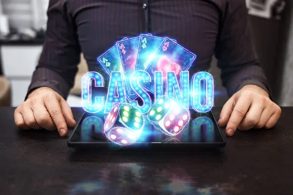 在线赌场 在线货币游戏 赌博的概念 霓虹灯赌场筹码赌场登记扑克牌从笔记本电脑里飞出骰子 — 图库照片