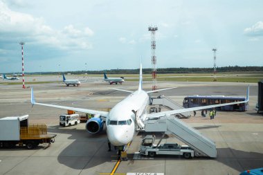 Havaalanındaki uçağa giden merdiven. Uluslararası kargo taşımacılığı, hava taşımacılığı, ulaşım, hava yolculuğu, tatil. Boşluğu kopyala