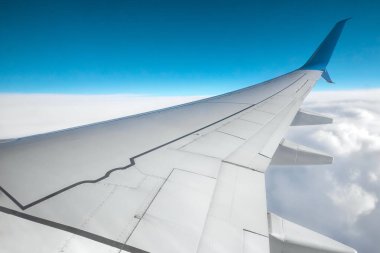 Bulutların üstündeki yolcu uçağının penceresinden bak. Uluslararası kargo taşımacılığı, hava taşımacılığı, ulaşım, hava yolculuğu, tatiller. Boşluğu kopyala