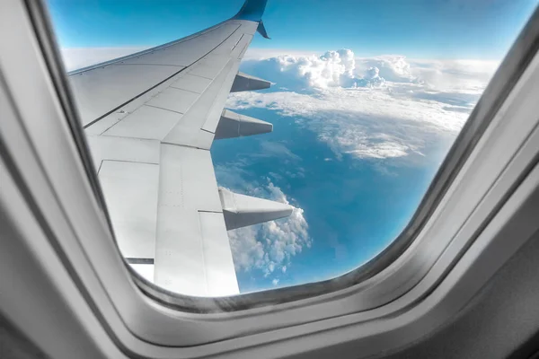 Vista Desde Ventana Avión Pasajeros Sobre Las Nubes Transporte Internacional — Foto de Stock