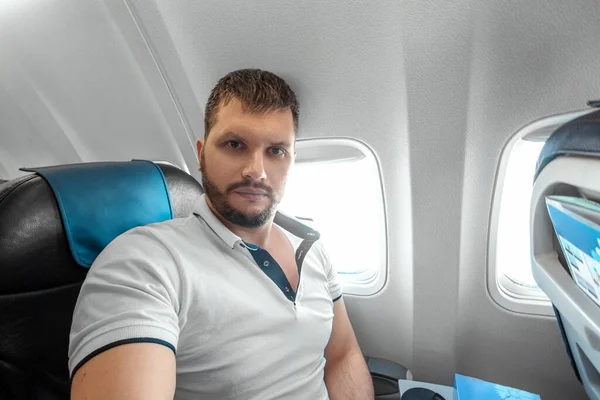 Mężczyzna Siedzi Przed Oknem Samolotu Jest Zdenerwowany Boi Się Latać — Zdjęcie stockowe