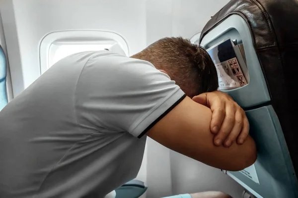 Hombre Sienta Frente Una Ventana Avión Está Nervioso Temeroso Volar — Foto de Stock