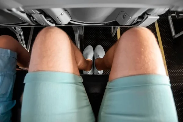 足の閉鎖は 航空機のキャビンでは 飛行の恐怖は 旅客航空会社のキャビン 航空恐怖症恐怖症国際線ストレス乗り物酔い — ストック写真