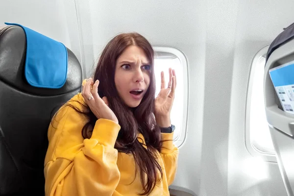 Dziewczyna Siedzi Przed Oknem Samolotu Jest Zdenerwowana Boi Się Latać — Zdjęcie stockowe