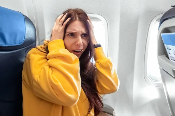 Una Chica Sienta Frente Una Ventana Avión Está Nerviosa Temerosa — Foto de Stock