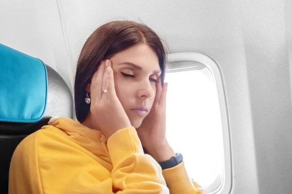 Ένα Κορίτσι Κάθεται Μπροστά Από Ένα Παράθυρο Του Αεροπλάνου Και — Φωτογραφία Αρχείου