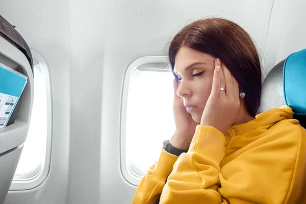 Una Chica Sienta Frente Una Ventana Avión Está Nerviosa Temerosa — Foto de Stock