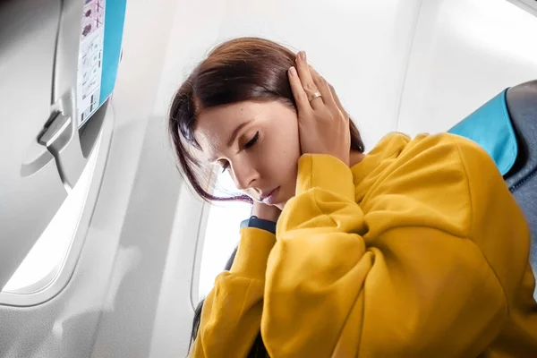 Una Chica Sienta Frente Una Ventana Avión Está Nerviosa Temerosa — Foto de Stock