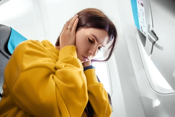 Una Chica Sienta Frente Una Ventana Avión Está Nerviosa Temerosa — Foto de Stock