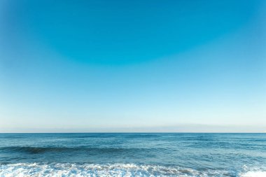 Mavi Deniz ufukta, dinlenin, rahatlayın, doğa.