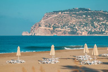 Boş sabah kumsalı, güzel deniz manzarası ve dağlar. Tatil kavramı